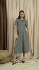 نتشي فستان شتوي ميدي نسائي عش نملي رمادي