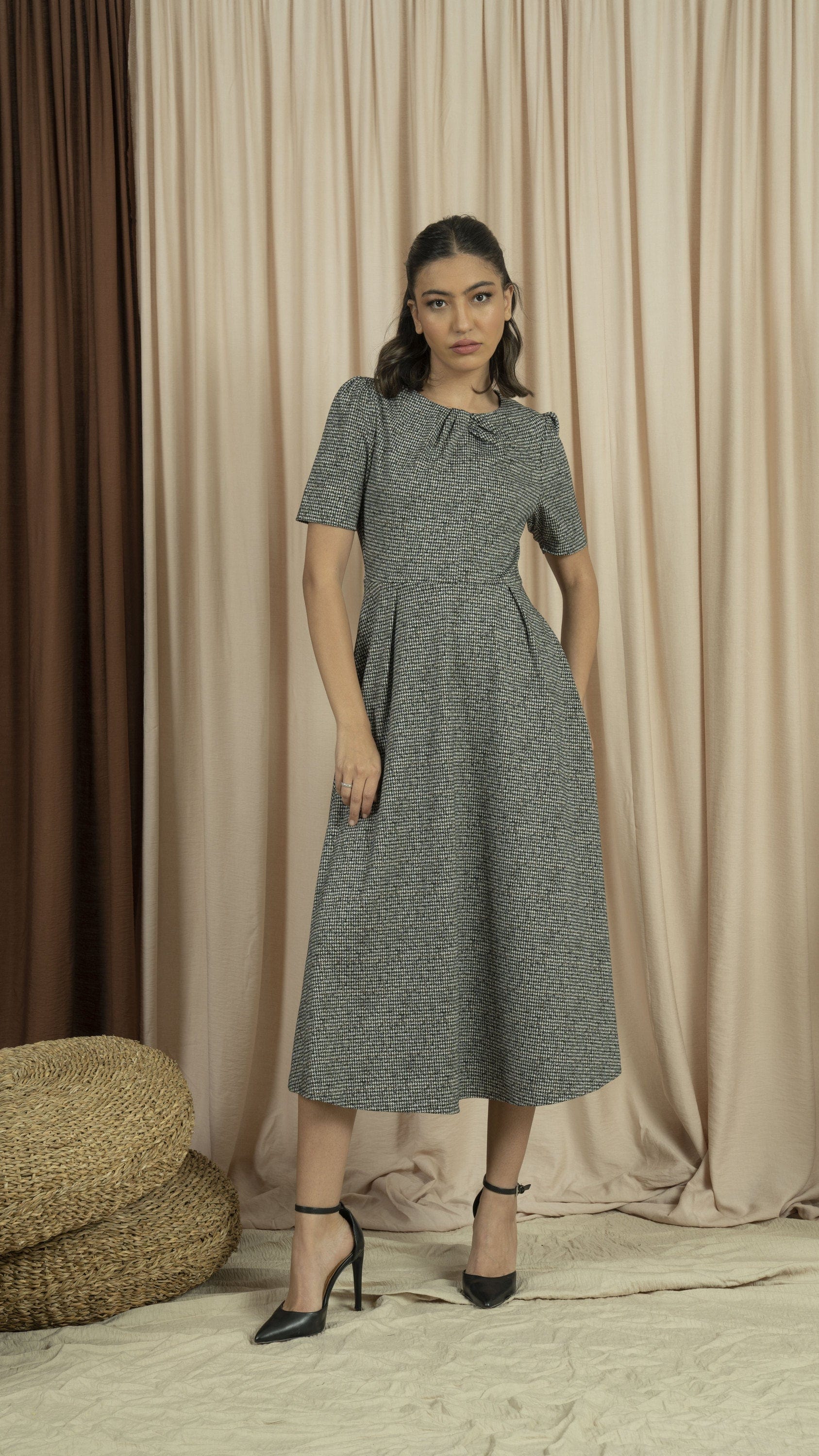 نتشي فستان شتوي ميدي نسائي عش نملي رمادي