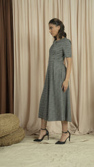 نتشي فستان شتوي ميدي نسائي عش نملي رمادي