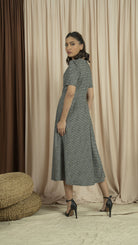 نتشي فستان شتوي ميدي نسائي عش نملي رمادي