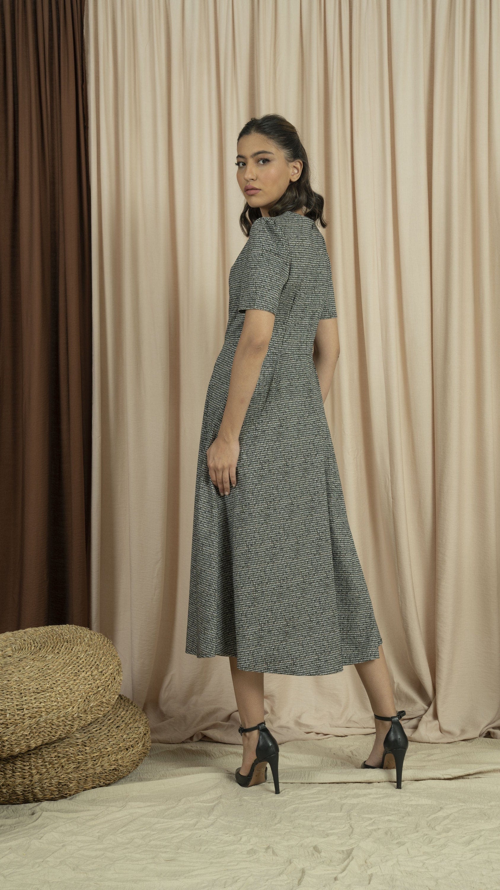 نتشي فستان شتوي ميدي نسائي عش نملي رمادي