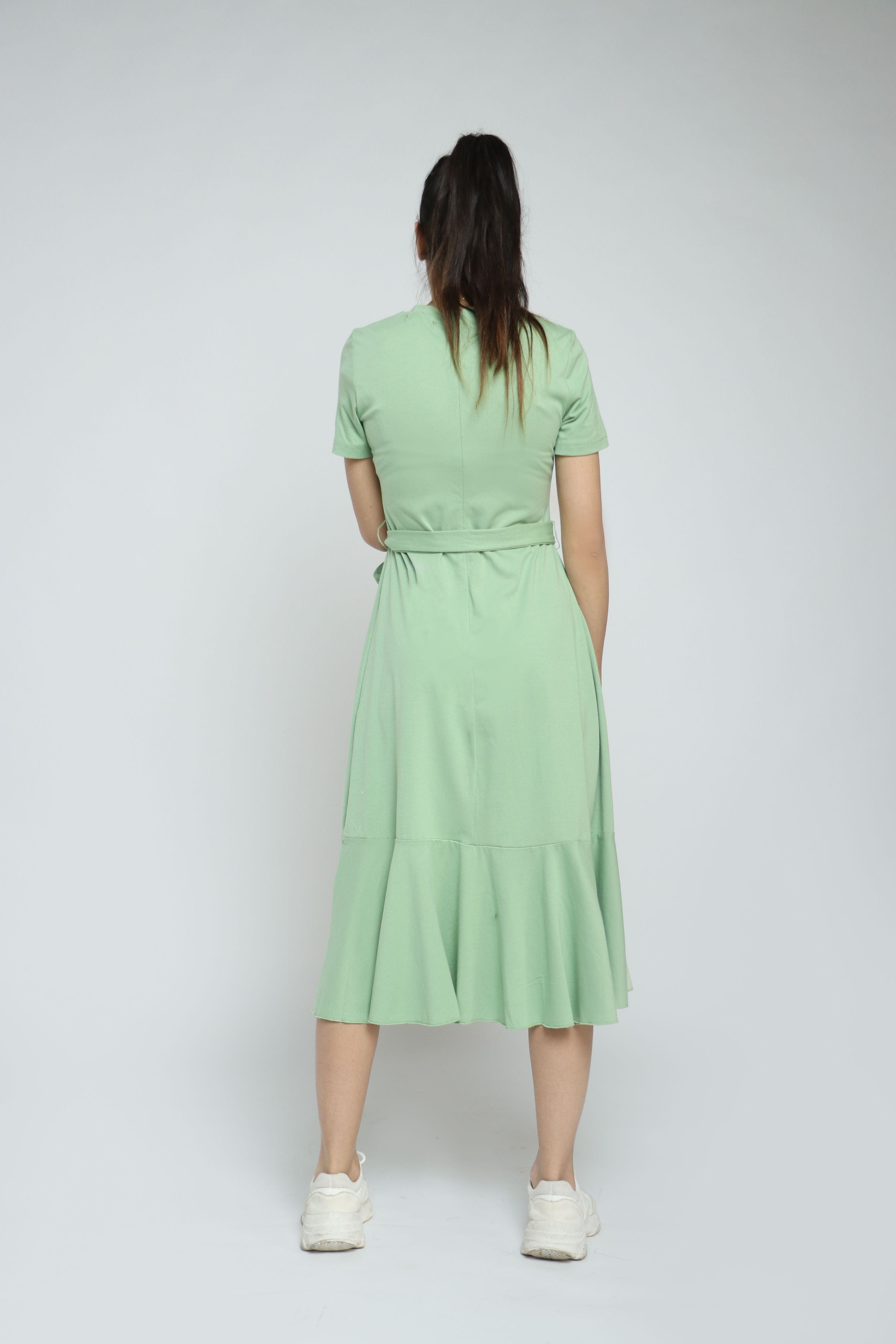 نتشي فستان سادة ميدي بأكمام قصيرة بكسرات جانبية برباط على الخصر