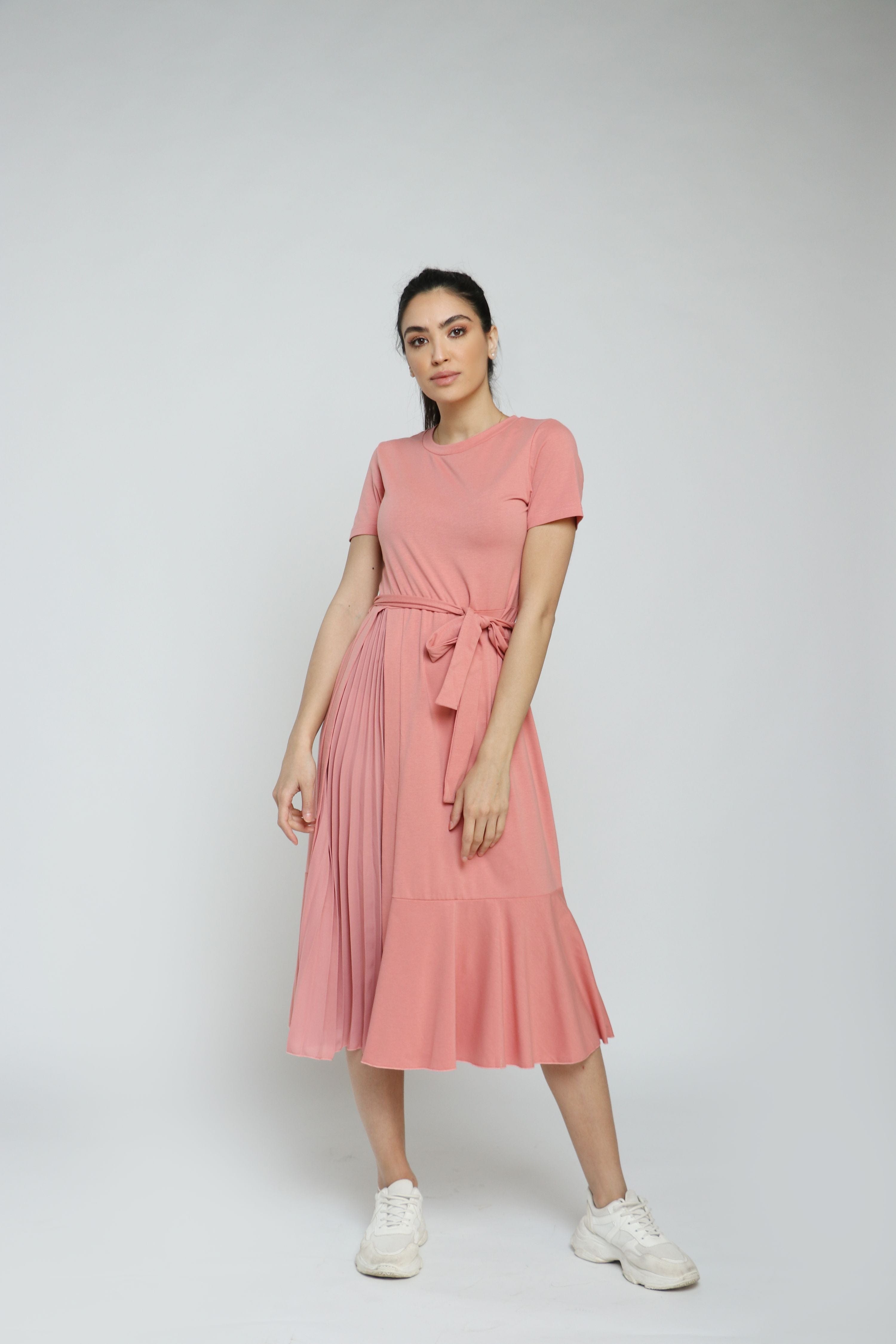 نتشي فستان سادة ميدي بأكمام قصيرة بكسرات جانبية برباط على الخصر