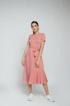 نتشي فستان سادة ميدي بأكمام قصيرة بكسرات جانبية برباط على الخصر