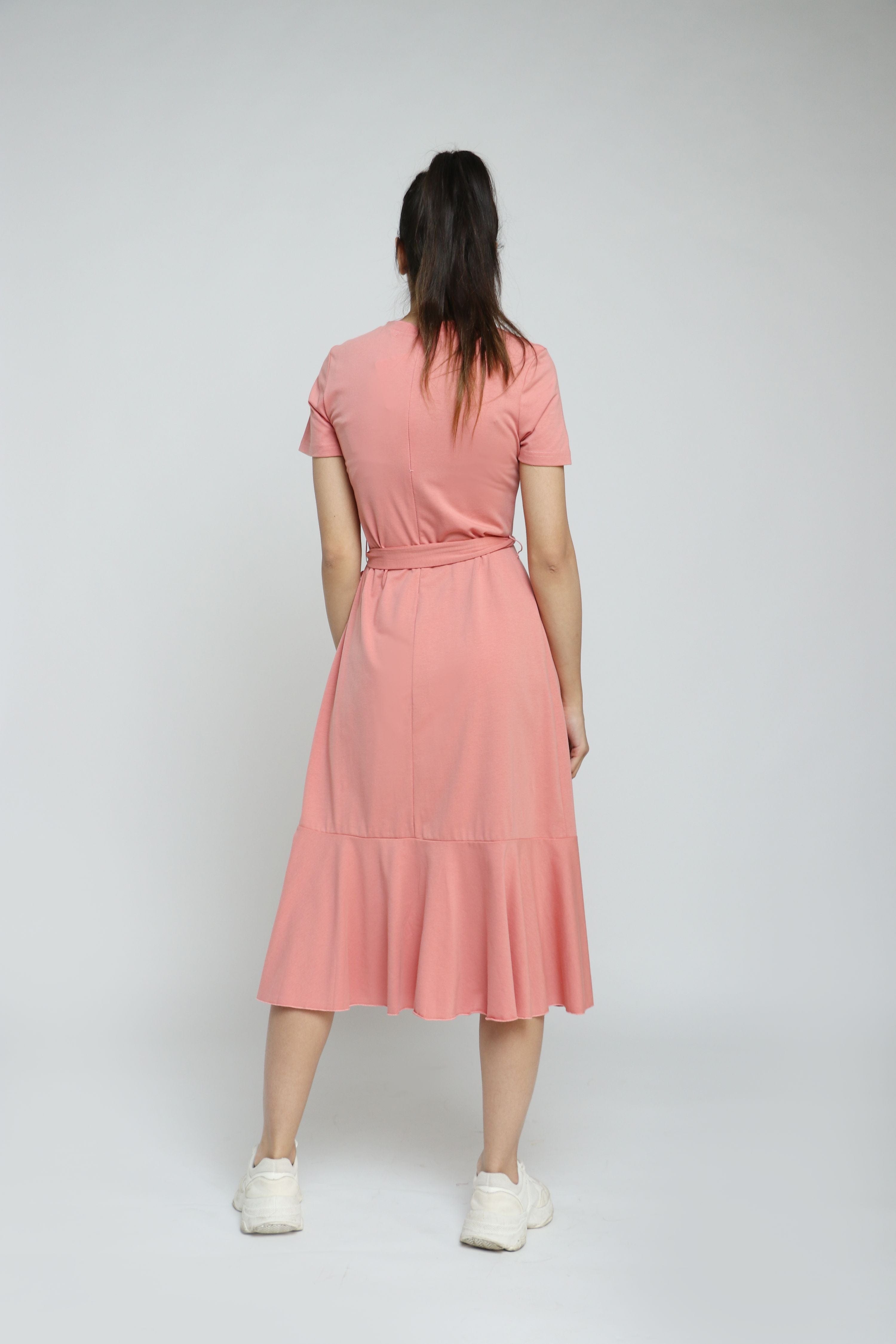 نتشي فستان سادة ميدي بأكمام قصيرة بكسرات جانبية برباط على الخصر