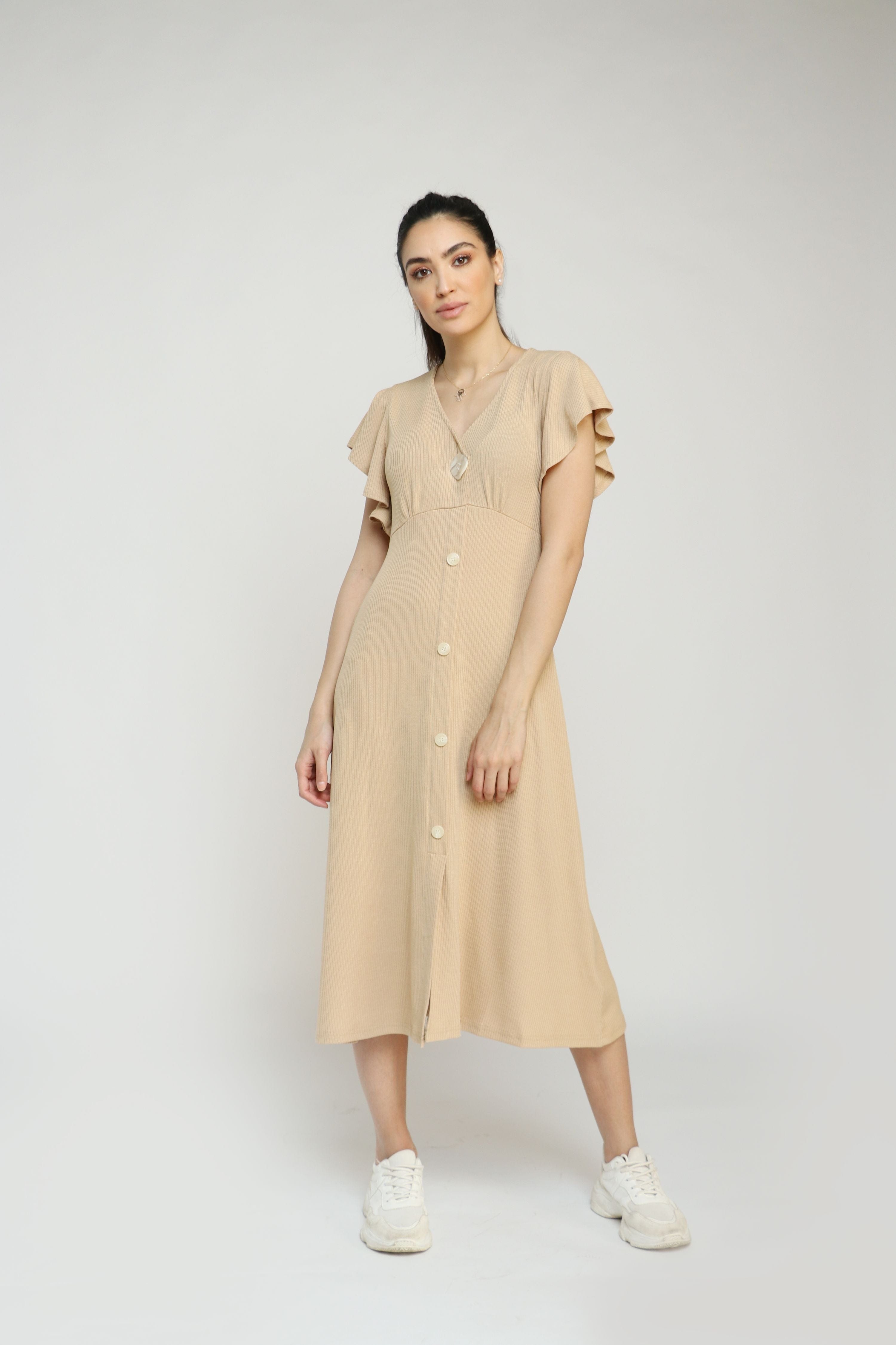 نتشي فستان ميدي بأكمام فراشة بأزرار أمامية