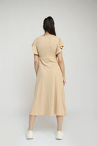 نتشي فستان ميدي بأكمام فراشة بأزرار أمامية