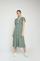 نتشي فستان ميدي بأكمام فراشة بأزرار أمامية