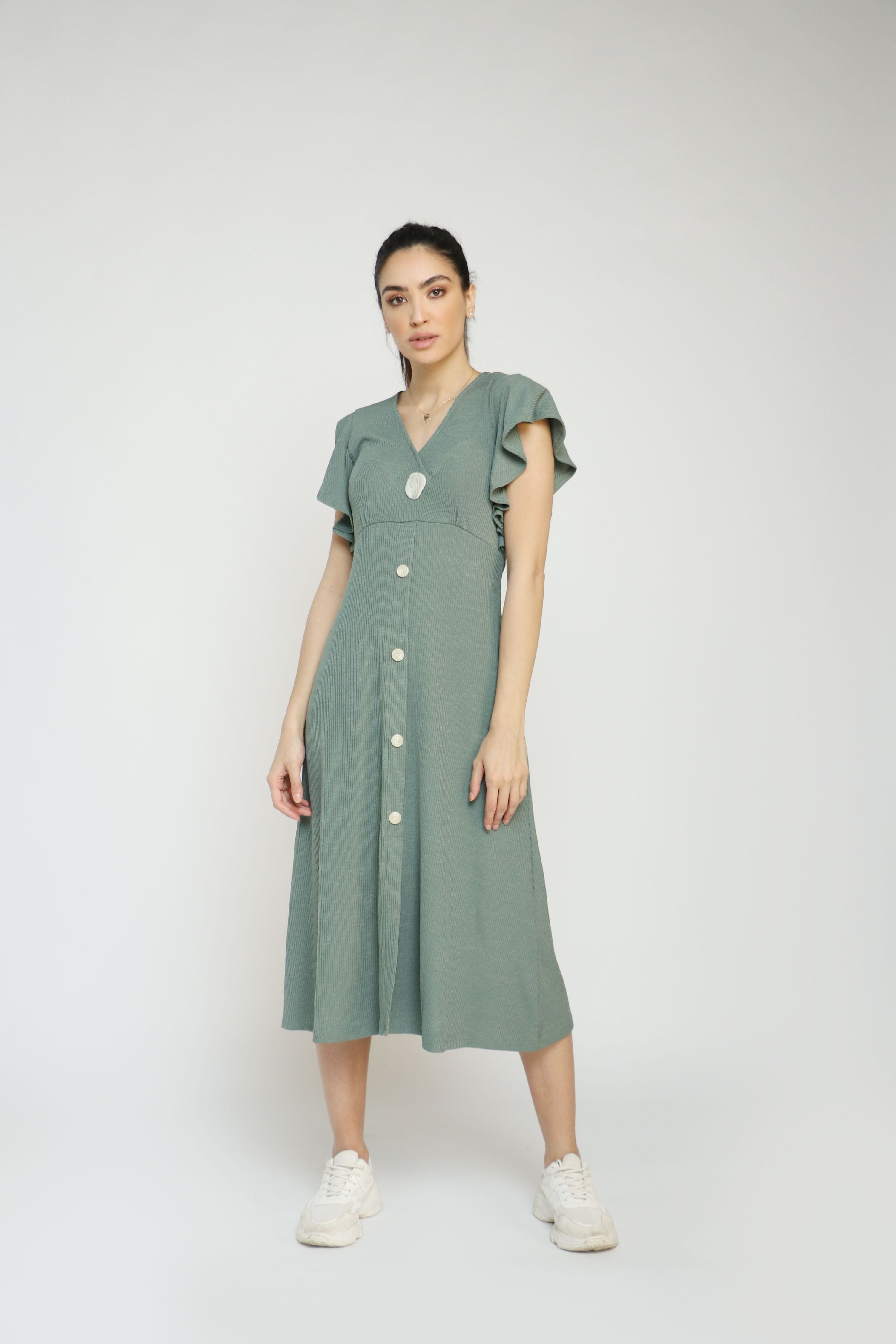 نتشي فستان ميدي بأكمام فراشة بأزرار أمامية