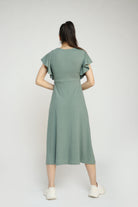 نتشي فستان ميدي بأكمام فراشة بأزرار أمامية