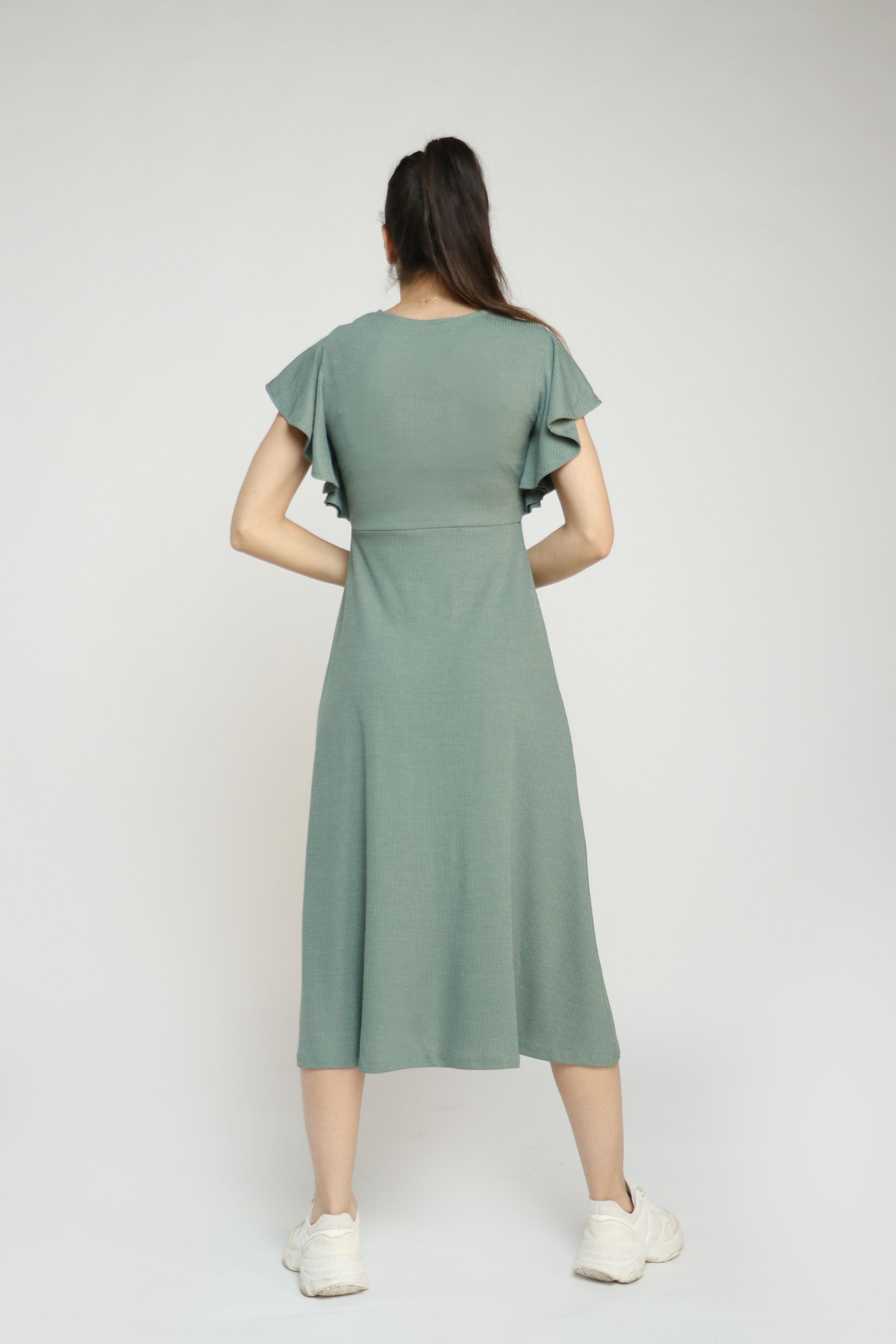 نتشي فستان ميدي بأكمام فراشة بأزرار أمامية