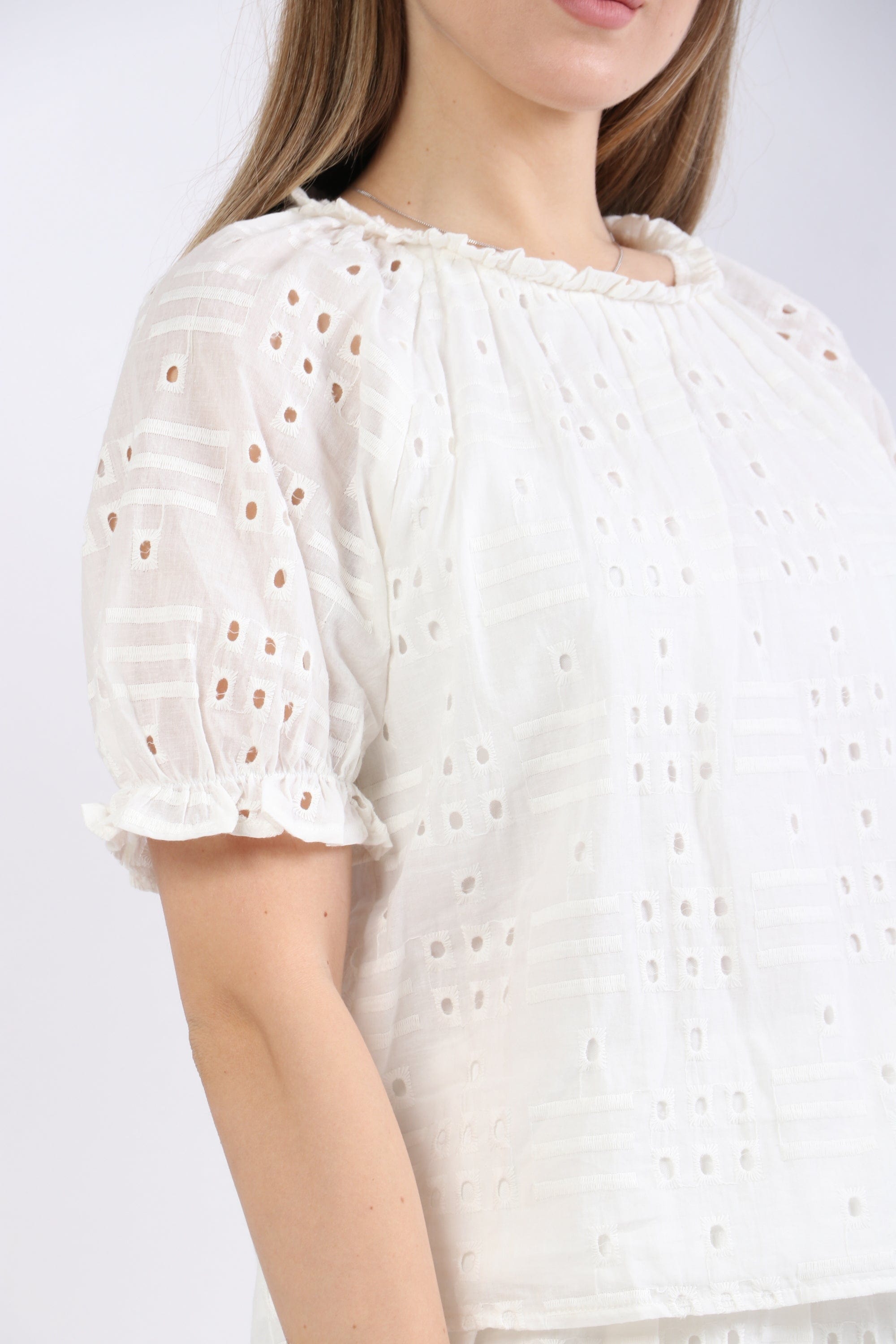 نتشي بلوزة دانتيل مبطن نص كم منفوخ نسائي