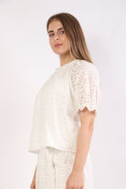 نتشي بلوزة دانتيل مبطن نص كم منفوخ نسائي