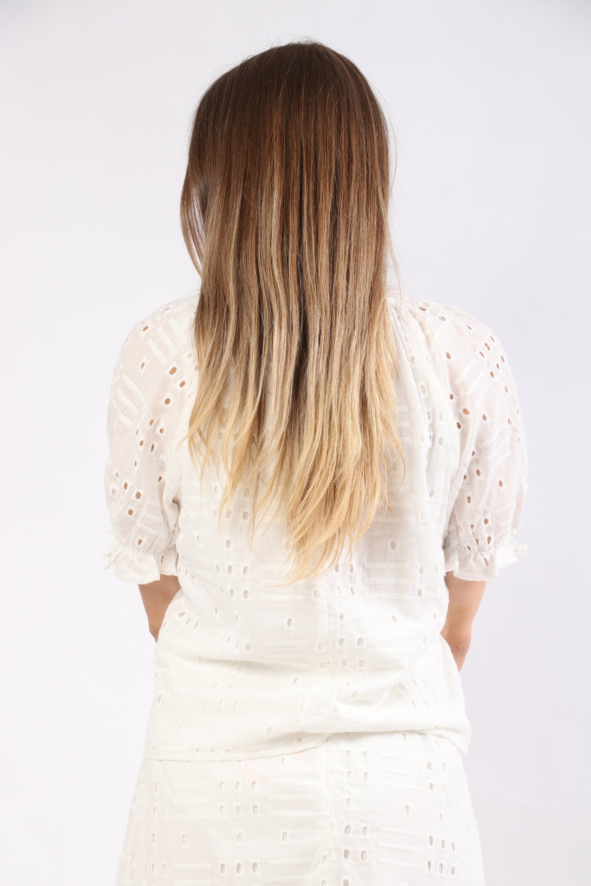 نتشي بلوزة دانتيل مبطن نص كم منفوخ نسائي