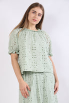 نتشي بلوزة دانتيل مبطن نص كم منفوخ نسائي