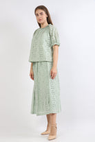 نتشي بلوزة دانتيل مبطن نص كم منفوخ نسائي