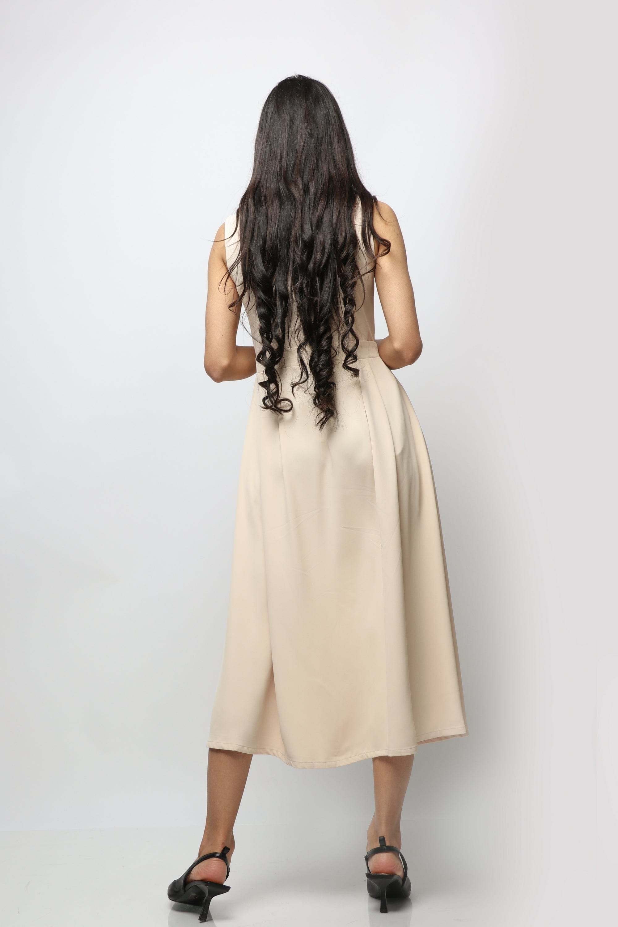 نتشي فستان ميدي بدون أكمام سادة بأزرار أمامية