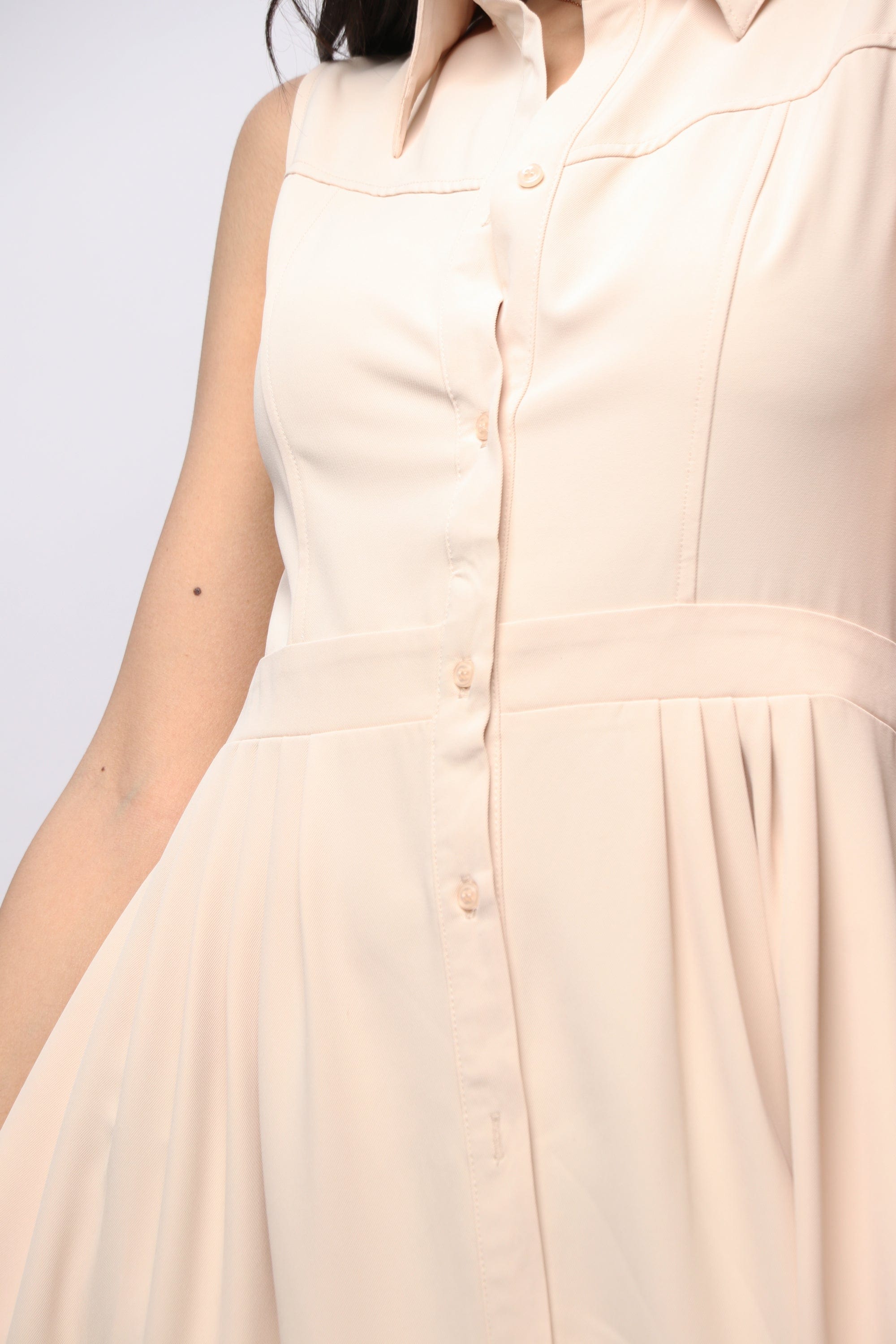 نتشي فستان ميدي بدون أكمام سادة بأزرار أمامية