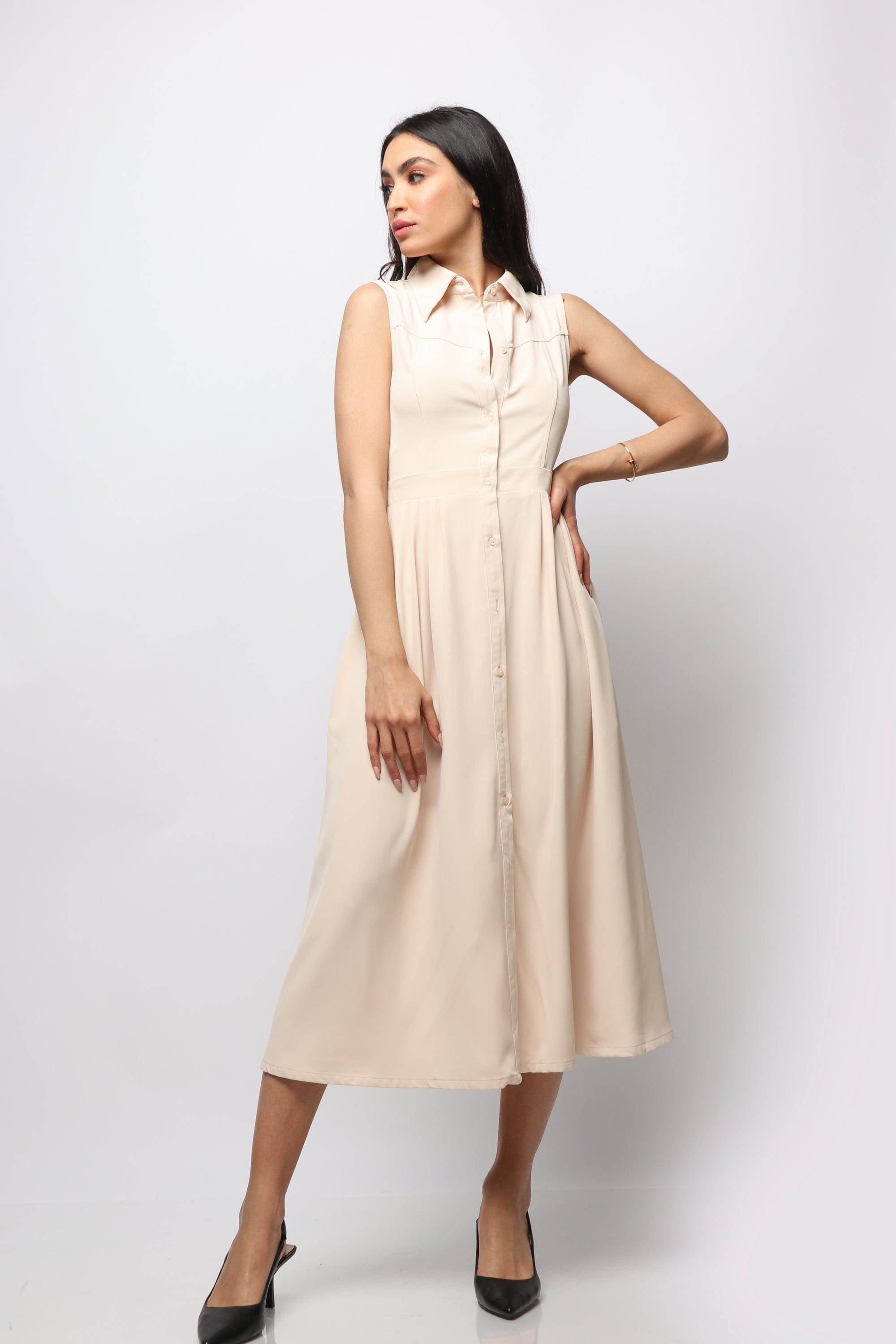 نتشي فستان ميدي بدون أكمام سادة بأزرار أمامية