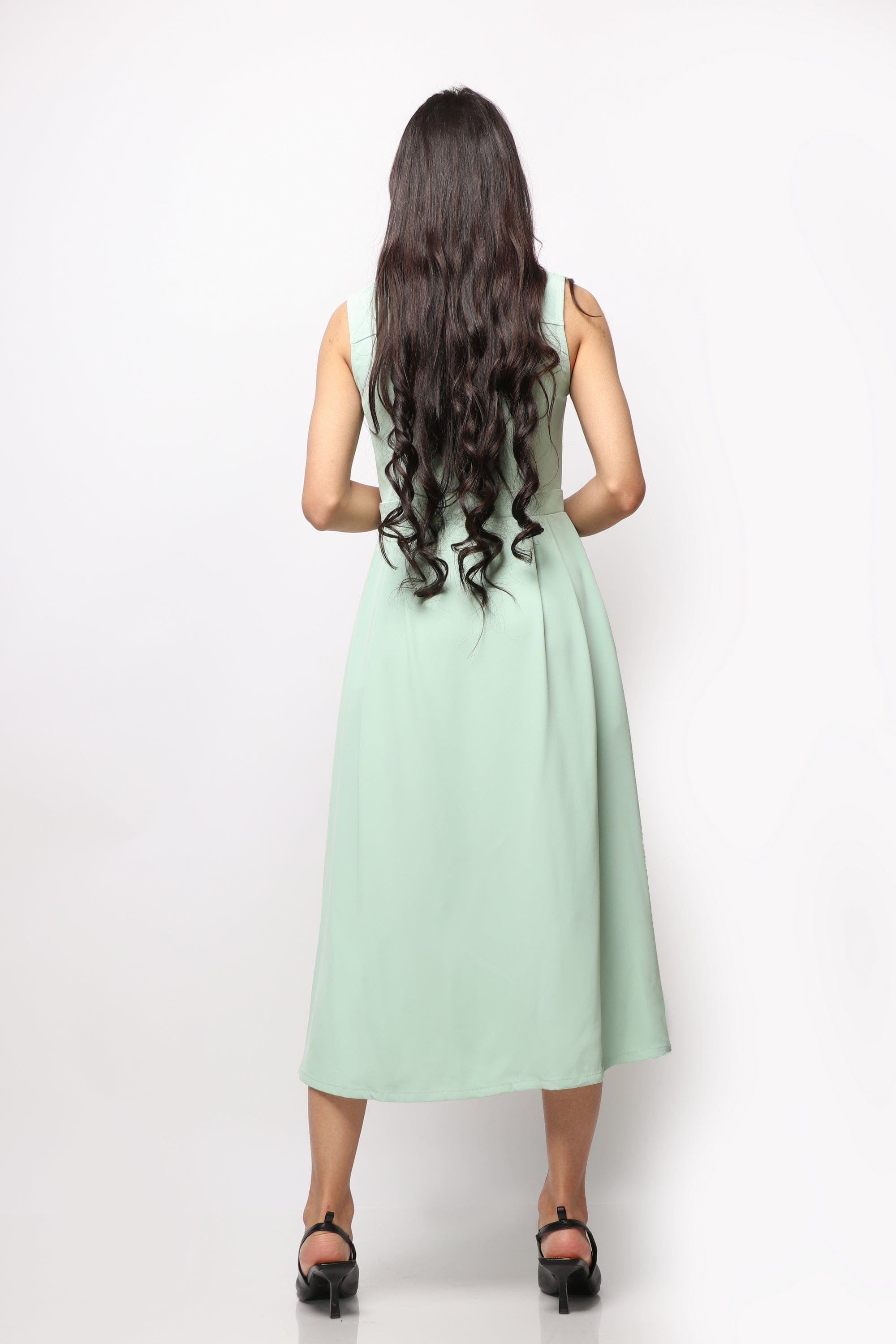 نتشي فستان ميدي بدون أكمام سادة بأزرار أمامية