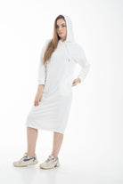 نتشي فستان ميدي بأكمام طويلة وجيب امامي ملحق بهودي