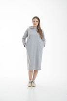 نتشي فستان ميدي بأكمام طويلة وجيب امامي ملحق بهودي