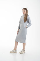 نتشي فستان ميدي بأكمام طويلة وجيب امامي ملحق بهودي