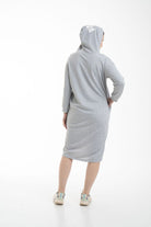 نتشي فستان ميدي بأكمام طويلة وجيب امامي ملحق بهودي