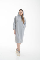 نتشي فستان ميدي بأكمام طويلة وجيب امامي ملحق بهودي