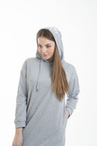 نتشي فستان ميدي بأكمام طويلة وجيب امامي ملحق بهودي