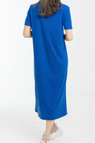 نتشي فستان ميدي بأكمام قصيرة وياقة صغيرة وفتحة صدر سبعة