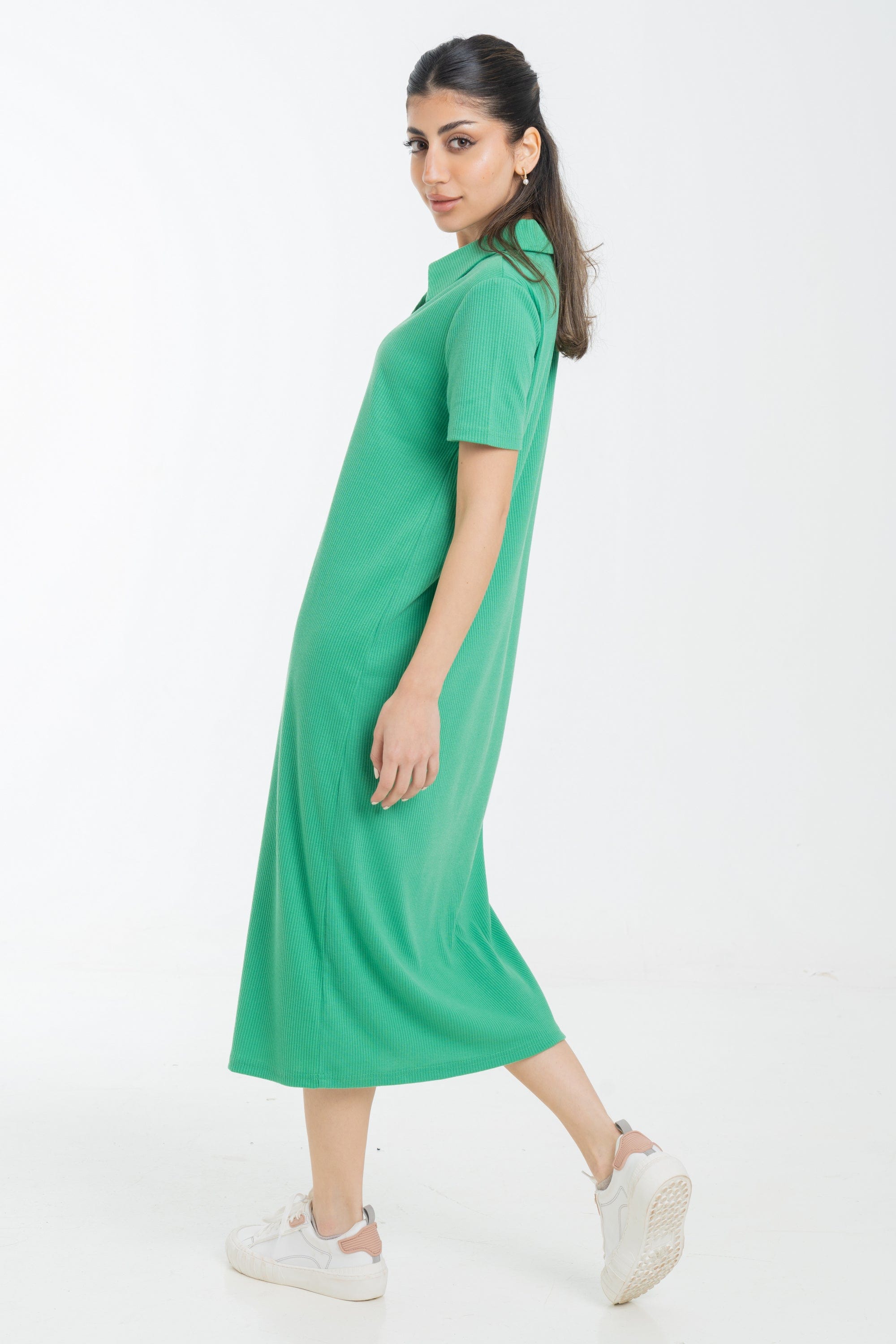 نتشي فستان ميدي بأكمام قصيرة وياقة صغيرة وفتحة صدر سبعة