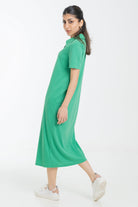 نتشي فستان ميدي بأكمام قصيرة وياقة صغيرة وفتحة صدر سبعة