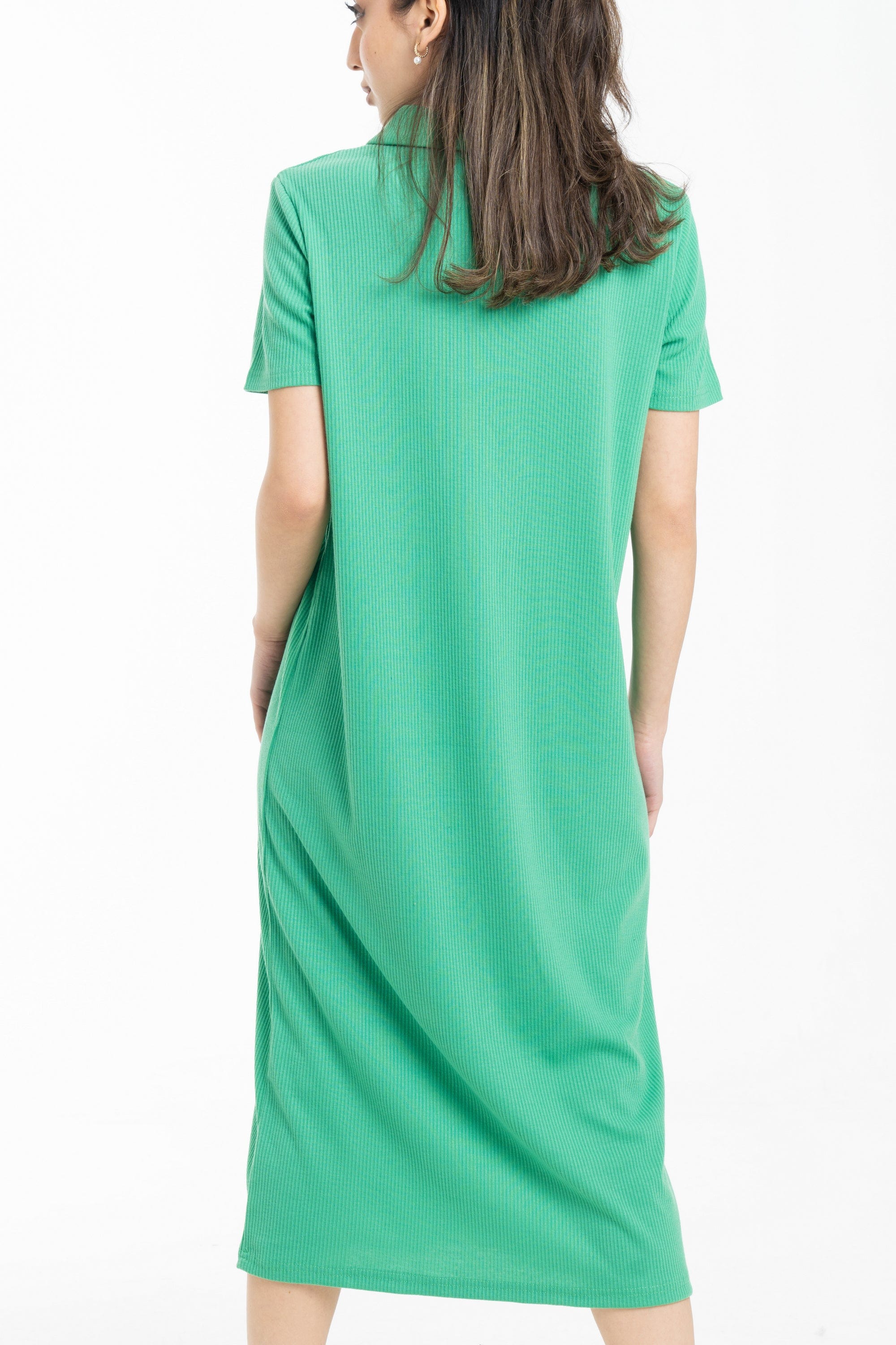 نتشي فستان ميدي بأكمام قصيرة وياقة صغيرة وفتحة صدر سبعة