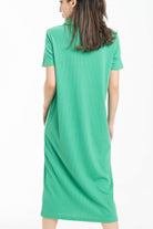 نتشي فستان ميدي بأكمام قصيرة وياقة صغيرة وفتحة صدر سبعة