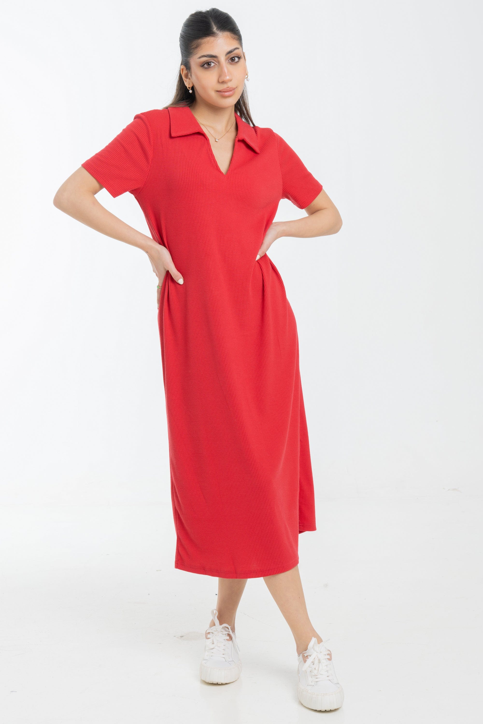 نتشي فستان ميدي بأكمام قصيرة وياقة صغيرة وفتحة صدر سبعة