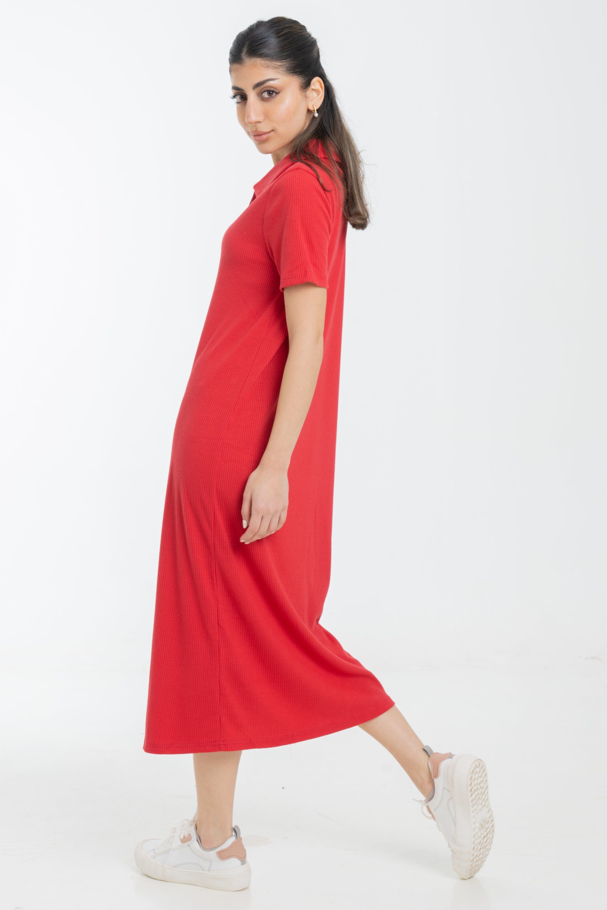 نتشي فستان ميدي بأكمام قصيرة وياقة صغيرة وفتحة صدر سبعة