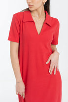 نتشي فستان ميدي بأكمام قصيرة وياقة صغيرة وفتحة صدر سبعة