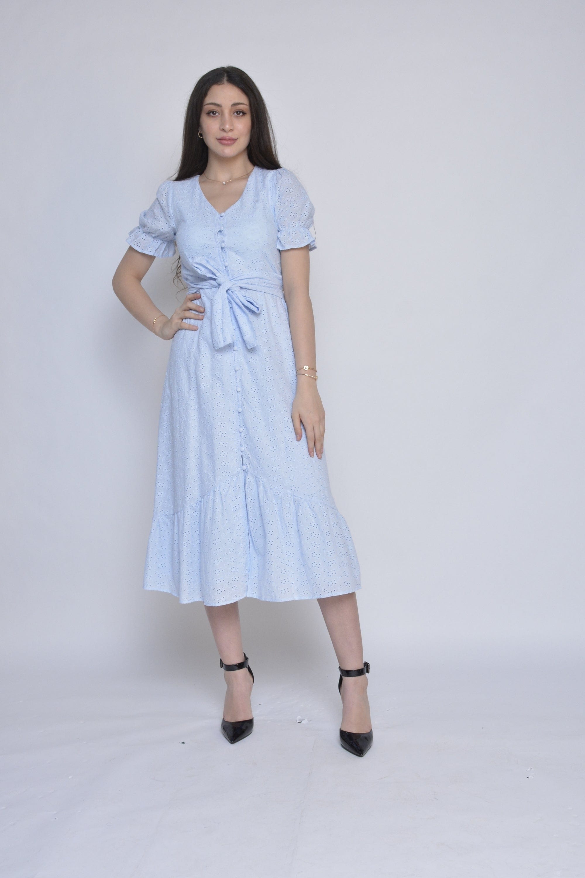 نتشي فستان مخرم برباط بأزرار أمامية ميدي بأكمام قصيرة