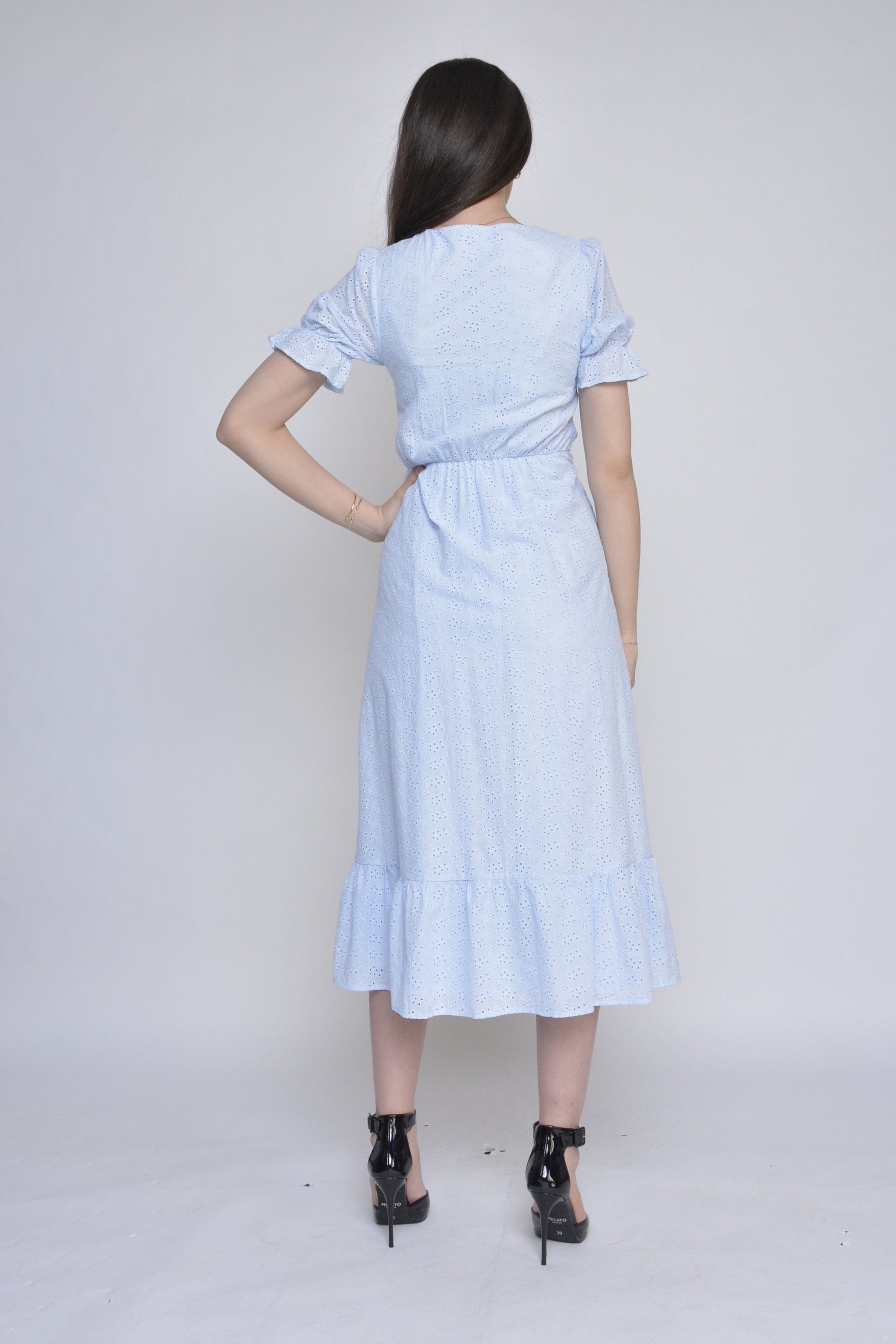 نتشي فستان مخرم برباط بأزرار أمامية ميدي بأكمام قصيرة