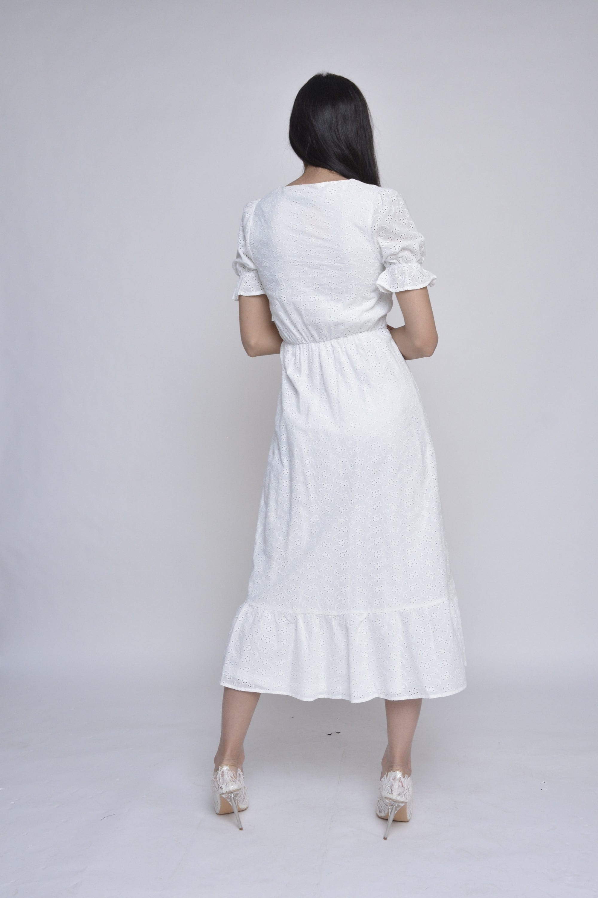 نتشي فستان مخرم برباط بأزرار أمامية ميدي بأكمام قصيرة