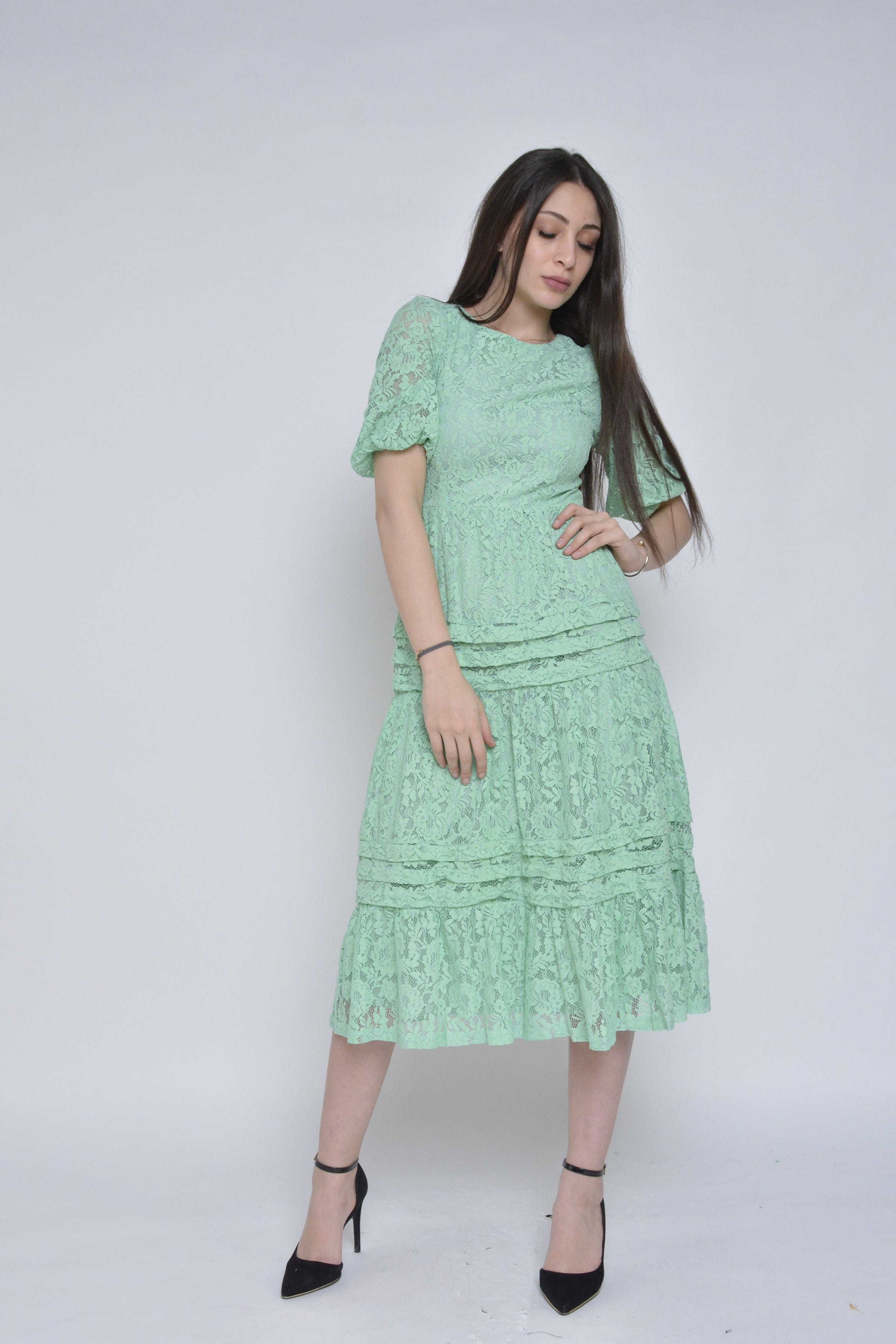 نتشي فستان ميدي بأكمام قصيرة دانتيل بياقة دائرية