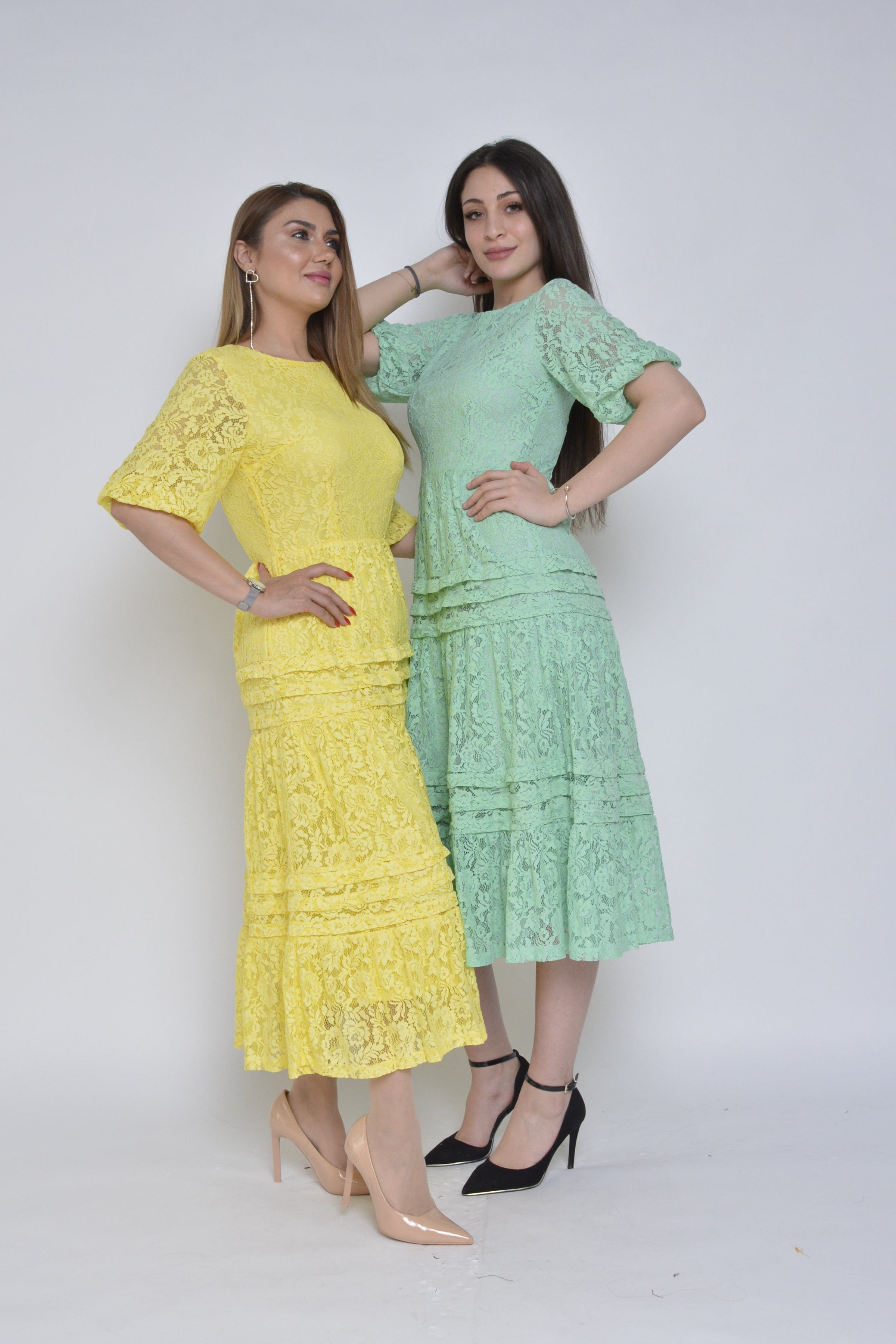 نتشي فستان ميدي بأكمام قصيرة دانتيل بياقة دائرية