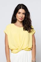 نتشي بلوزة كلاسيك متداخلة بفتحة دائرية كم قصير نسائي