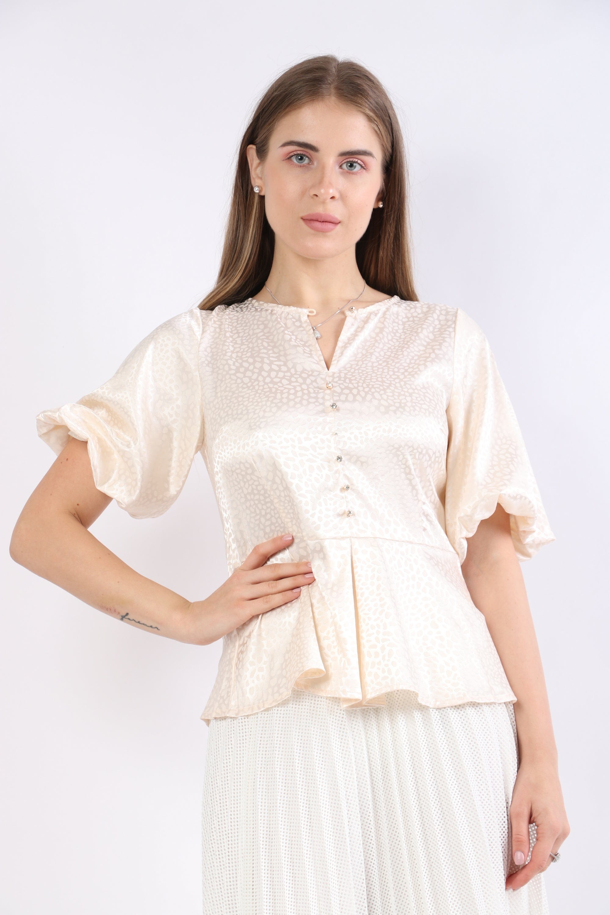 نتشي بلوزة منقوشة بأزرار على شكل كريستال بأكمام قصيرة