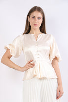 نتشي بلوزة منقوشة بأزرار على شكل كريستال بأكمام قصيرة