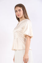 نتشي بلوزة منقوشة بأزرار على شكل كريستال بأكمام قصيرة