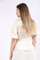 نتشي بلوزة منقوشة بأزرار على شكل كريستال بأكمام قصيرة