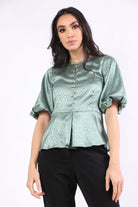 نتشي بلوزة منقوشة بأزرار على شكل كريستال بأكمام قصيرة