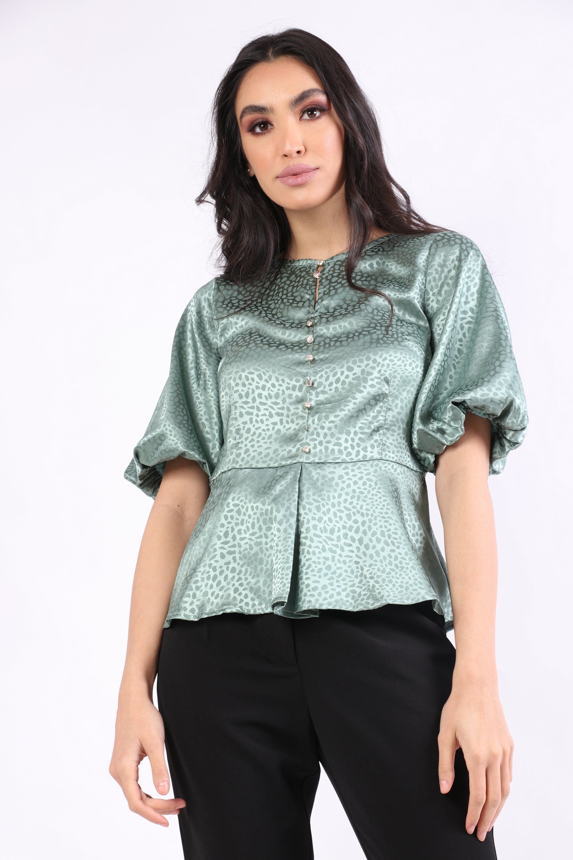 نتشي بلوزة منقوشة بأزرار على شكل كريستال بأكمام قصيرة